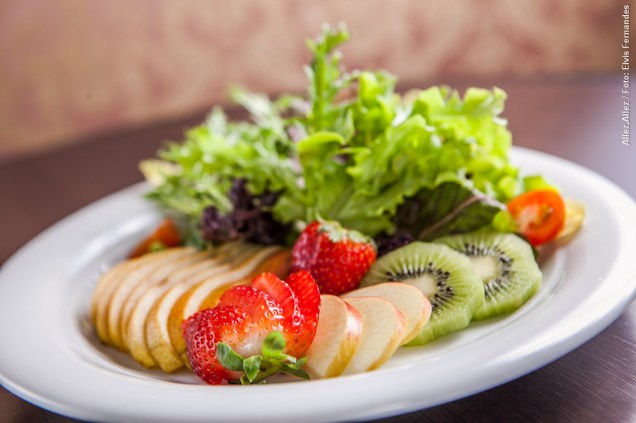 <strong><a href="https://viajeaqui.abril.com.br/estabelecimentos/br-sp-sao-paulo-restaurante-allez-allez" rel="Allez, Allez!" target="_blank">Allez, Allez!</a></strong>            A salada tropical com frutas é uma das opções de entrada para o almoço no restaurante
