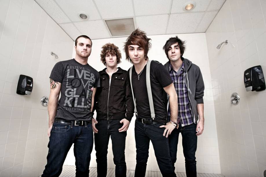 <strong>ALL TIME LOW</strong><br />            <br />            A banda de pop punk volta ao Brasil para fazer um show único e exclusivo no país, mas, se você não puder ir, saiba que o All Time Low tem planos de voltar em uma nova turnê completa em 2013.                        <strong>Onde e Quando: </strong>São Paulo, dia 20 de maio, no HSBC Brasil                        <strong>Ingressos: </strong>site <a href="https://www.ingressorapido.com.br/Evento.aspx?ID=19076. " rel="Ingresso Rápido." target="_blank">Ingresso Rápido</a> <strong>ALL TIME LOW</strong><br />            <br />            A banda de pop punk volta ao Brasil para fazer um show único e exclusivo no país, mas, se você não puder ir, saiba que o All Time Low tem planos de voltar em uma nova turnê completa em 2013.                        <strong>Onde e Quando: </strong>São Paulo, dia 20 de maio, no HSBC Brasil                        <strong>Ingressos: </strong>site <a href="https://www.ingressorapido.com.br/Evento.aspx?ID=19076. " rel="Ingresso Rápido." target="_blank">Ingresso Rápido</a>