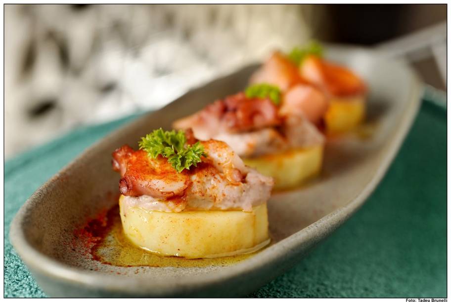 O restaurante <strong>Alma María</strong> serve pulpo à galega (foto), emulsão de tomate, tartar de bacalhau, croqueta de jamón ibérico e arroz negro. Para fechar, creme catalana e frutas com creme inglês.<br /><strong>Onde: </strong>Rua Oscar Freire, 439 - Jardins<br /><strong>Tel: </strong>(11) 3064-0047 <strong>Site:</strong> <a href="https://www.almamaria.com.br" rel="www.almamaria.com.br" target="_blank">www.almamaria.com.br</a>