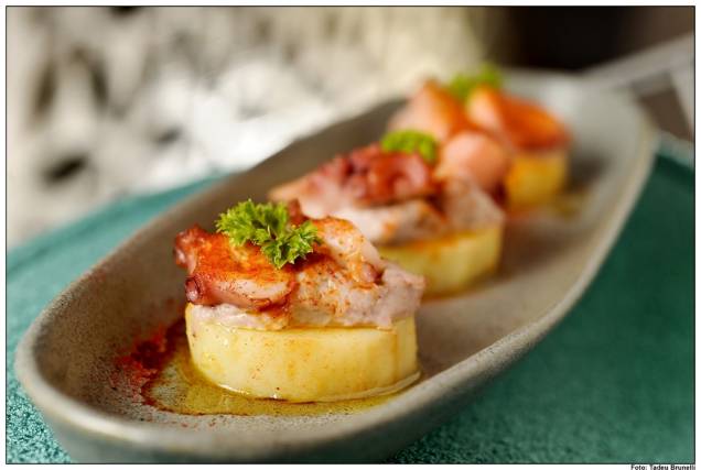 O restaurante <strong>Alma María</strong> serve pulpo à galega (foto), emulsão de tomate, tartar de bacalhau, croqueta de jamón ibérico e arroz negro. Para fechar, creme catalana e frutas com creme inglês.<br /><strong>Onde: </strong>Rua Oscar Freire, 439 - Jardins<br /><strong>Tel: </strong>(11) 3064-0047 <strong>Site:</strong> <a href="https://www.almamaria.com.br" rel="www.almamaria.com.br" target="_blank">www.almamaria.com.br</a> O restaurante <strong>Alma María</strong> serve pulpo à galega (foto), emulsão de tomate, tartar de bacalhau, croqueta de jamón ibérico e arroz negro. Para fechar, creme catalana e frutas com creme inglês.<br /><strong>Onde: </strong>Rua Oscar Freire, 439 - Jardins<br /><strong>Tel: </strong>(11) 3064-0047 <strong>Site:</strong> <a href="https://www.almamaria.com.br" rel="www.almamaria.com.br" target="_blank">www.almamaria.com.br</a>