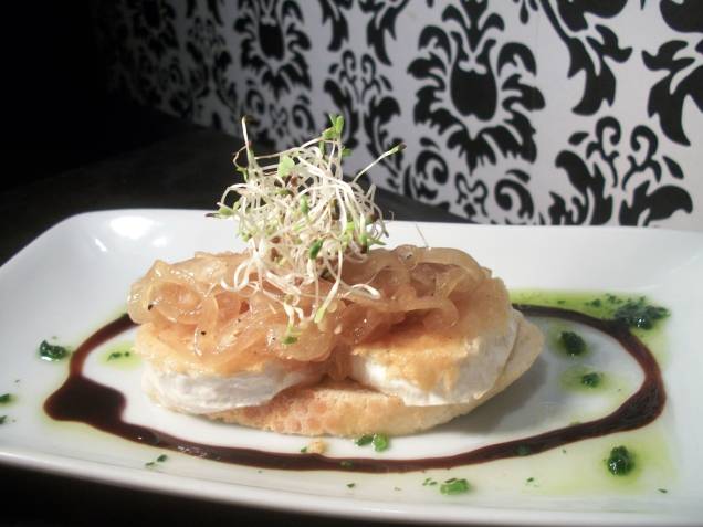 <span style="font-size: 12px;">O queijo de cabra com cebola caramelizada é um dos pratos servidos no menu degustação do Almodóvar, durante a Tapas Week</span> <span style="font-size: 12px;">O queijo de cabra com cebola caramelizada é um dos pratos servidos no menu degustação do Almodóvar, durante a Tapas Week</span>