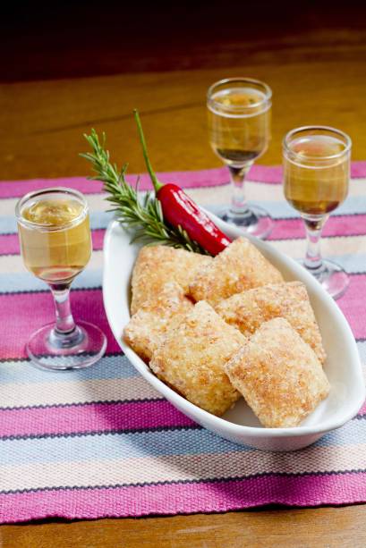 <a href="https://viajeaqui.abril.com.br/estabelecimentos/br-rj-rio-de-janeiro-restaurante-aconchego-carioca" rel="Aconchego Carioca" target="_blank"><strong>Aconchego Carioca</strong></a> Os bolinhos de feijoada são tradicionais na casa, mas a almofadinha de tapioca sabor camarão é uma alternativa deliciosa para petiscar acompanhado de um dos mais de 150 rótulos de cerveja. <a href="https://viajeaqui.abril.com.br/estabelecimentos/br-rj-rio-de-janeiro-restaurante-aconchego-carioca" rel="Aconchego Carioca" target="_blank"><strong>Aconchego Carioca</strong></a> Os bolinhos de feijoada são tradicionais na casa, mas a almofadinha de tapioca sabor camarão é uma alternativa deliciosa para petiscar acompanhado de um dos mais de 150 rótulos de cerveja.