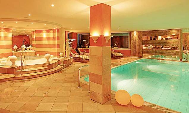 <strong>7. Hotel Alpin Spa Tuxerhof, Tux, <a href="http://viajeaqui.abril.com.br/paises/austria/fotos" rel="Áustria" target="_blank">Áustria</a></strong>Em Tux, charmosa cidade nos Alpes austríacos onde o esqui é a principal atração, o hotel tem destaque para o spa, com 5 piscinas aquecidas, 7 saunas, áres de relaxamento internas e externas e tratamentos estéticos.Mês mais barato para se hospedar: Novembro