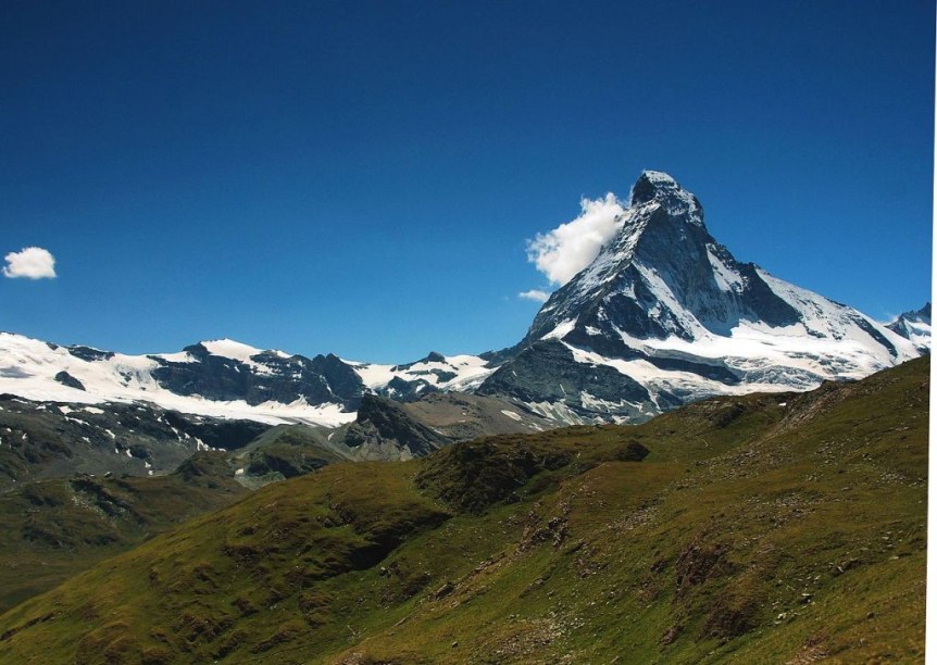 <strong>Matterhorn, <a href="https://viajeaqui.abril.com.br/paises/suica" rel="Suíça" target="_blank">Suíça</a></strong>Você já viu essa bela silhueta nas embalagens do chocolate Toblerone... O Matterhorn (Monte Cervino, em italiano) não é a mais alta das montanhas alpinas (posição ocupada pelo Mont Blanc), mas sem dúvidas é a mais bela. A cidade de <a href="https://viajeaqui.abril.com.br/cidades/suica-zermatt" rel="Zermatt" target="_blank"><strong>Zermatt </strong></a>é perfeita para explorar seus arredores