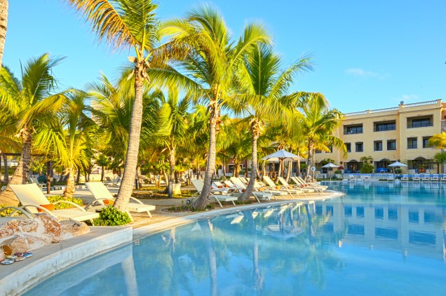 <strong><a href="https://www.alsolluxuryvillage.com" rel="Alsol Luxury Village" target="_blank">Alsol Luxury Village</a> – <a href="https://viajeaqui.abril.com.br/paises/republica-dominicana" rel="República Dominicana" target="_blank">República Dominicana</a></strong>A praia particular deste resort pode ser pequena, mas se você quiser explorar mais possibilidades do belo litoral de Punta Cana, shuttles grátis levam e trazem hóspedes rapidamente até a famosa praia Juanillo. Alsol tem monitores treinados e atividades programadas para manter as crianças ocupadas e aproveitando as férias. Para os adultos, um spa completo e centro fitness estão inclusos na diária. Outras atividades previstas no pacote são pesca, experimentação de vinhos e aulas de culinária local e de espanhol