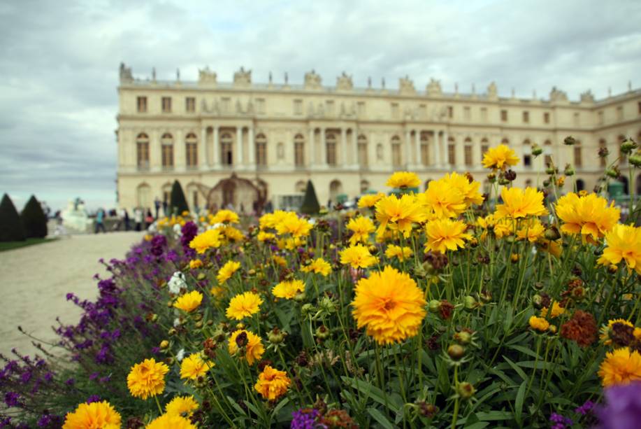 As flores do <a href="https://viajeaqui.abril.com.br/estabelecimentos/franca-arredores-de-paris-atracao-versailles-palacio-de-versalhes" rel="Palácio de Versalhes" target="_self">Palácio de Versalhes</a>, nos <a href="https://viajeaqui.abril.com.br/cidades/franca-arredores-de-paris" rel="arredores de Paris" target="_self">arredores de Paris</a>, <a href="https://viajeaqui.abril.com.br/paises/franca" rel="França" target="_self">França</a>