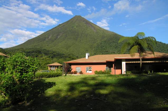 <strong>Costa Rica com ecoturismo</strong> Com uma noite em San José, no <strong>Villa Tournon</strong>, duas na região do Arenal, no <strong>Lomas del Volcan (foto)</strong>, duas em Monteverde, no <strong>Cloud Forest</strong>, e duas na<strong> </strong>Playa Esterillos, onda a selva encontra o<strong> </strong>Pacífico, no <strong>Monterey</strong>, este pacote programa vários tours guiados de ecoturismo. <strong>QUANDO:</strong> Em maio <strong>QUEM LEVA:</strong> A <strong><a href="https://ambiental.tur.br" rel="Ambiental">Ambiental</a></strong> (11/3818-4600) <strong>QUANTO: </strong>US$ 1 984 <strong>Costa Rica com ecoturismo</strong> Com uma noite em San José, no <strong>Villa Tournon</strong>, duas na região do Arenal, no <strong>Lomas del Volcan (foto)</strong>, duas em Monteverde, no <strong>Cloud Forest</strong>, e duas na<strong> </strong>Playa Esterillos, onda a selva encontra o<strong> </strong>Pacífico, no <strong>Monterey</strong>, este pacote programa vários tours guiados de ecoturismo. <strong>QUANDO:</strong> Em maio <strong>QUEM LEVA:</strong> A <strong><a href="https://ambiental.tur.br" rel="Ambiental">Ambiental</a></strong> (11/3818-4600) <strong>QUANTO: </strong>US$ 1 984