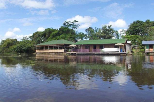 <strong><a href="http://www.amazonarowanalodge.com/" target="_blank" rel="noopener">Amazon Arowana Lodge</a></strong> Especializado em turismo ecológico e em pesca esportiva no Amazonas, localiza-se no rio Mamori, a 70km de Manaus. A viagem até lá começa no Encontro das Águas, depois há um trecho de carro e finalmente o barco até o hotel. Arowana Lodge tem 4 suítes flutuantes com vista para o rio e outras suítes em terra firme com varanda. Além dos passeios tradicionais pela floresta, os pacotes de pesca esportiva de 7 e 5 noites de estadia oferecem 6 e 4 dias (respectivamente) inteiramente dedicados à pesca, com guia experiente e licenciado. A grande expectativa é pescar tucunarés (é obrigatório soltar todos os peixes capturados). <a href="http://www.booking.com/hotel/br/amazon-ecotourism.pt-br.html?aid=332455&label=viagemabril-hoteisdeselvabrasil" target="_blank" rel="noopener"><em>Faça a sua reserva neste hotel através do Booking.com</em></a> <strong><a href="http://www.amazonarowanalodge.com/" target="_blank" rel="noopener">Amazon Arowana Lodge</a></strong> Especializado em turismo ecológico e em pesca esportiva no Amazonas, localiza-se no rio Mamori, a 70km de Manaus. A viagem até lá começa no Encontro das Águas, depois há um trecho de carro e finalmente o barco até o hotel. Arowana Lodge tem 4 suítes flutuantes com vista para o rio e outras suítes em terra firme com varanda. Além dos passeios tradicionais pela floresta, os pacotes de pesca esportiva de 7 e 5 noites de estadia oferecem 6 e 4 dias (respectivamente) inteiramente dedicados à pesca, com guia experiente e licenciado. A grande expectativa é pescar tucunarés (é obrigatório soltar todos os peixes capturados). <a href="http://www.booking.com/hotel/br/amazon-ecotourism.pt-br.html?aid=332455&label=viagemabril-hoteisdeselvabrasil" target="_blank" rel="noopener"><em>Faça a sua reserva neste hotel através do Booking.com</em></a>
