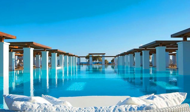 Quem nunca sonhou em viajar para os cenários paradisíacos da Grécia? Em Creta, o Amirandes destaca-se com suas instalações extremamente luxuosas e confortáveis. A piscina é linda e extensa <em><a href="https://www.booking.com/hotel/gr/amirandes.pt-br.html?aid=332455&label=viagemabril-as-piscinas-mais-incriveis-do-mundo" target="_blank">Veja os preços do Amirandes Resort no Booking.com</a></em>