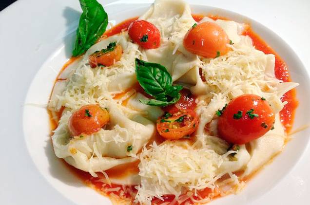 Capelettine caprese recheado com búfala ao molho de tomates frescos e manjericão com mussarela crocante e tomate cereja Capelettine caprese recheado com búfala ao molho de tomates frescos e manjericão com mussarela crocante e tomate cereja
