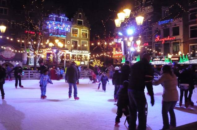 Outro lugar que se transforma em pista de gelo no inverno é a praça Leidseplein, um dos pontos da cidade que concentram cinemas, baladas, teatros e um cassino