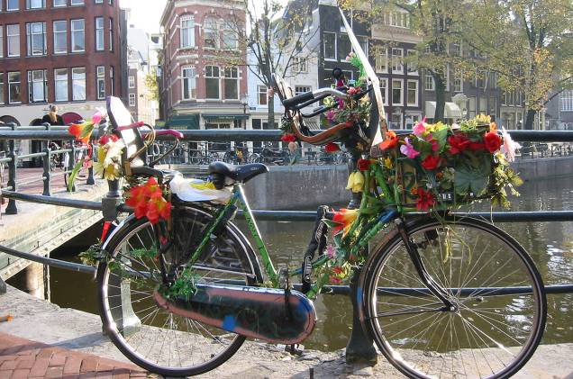 Bicicleta florida em <a href="http://viajeaqui.abril.com.br/cidades/holanda-amsterda/" rel="Amsterdã" target="_blank">Amsterdã</a>, Holanda