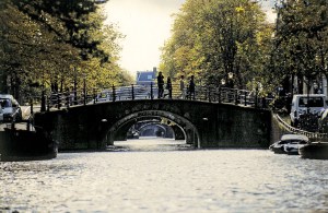 Amsterdã, na Holanda, é um lugar para ser vivido a pé, de barco ou de bicicleta ou de dentro dos museus e cafés, agora menos esfumaçados