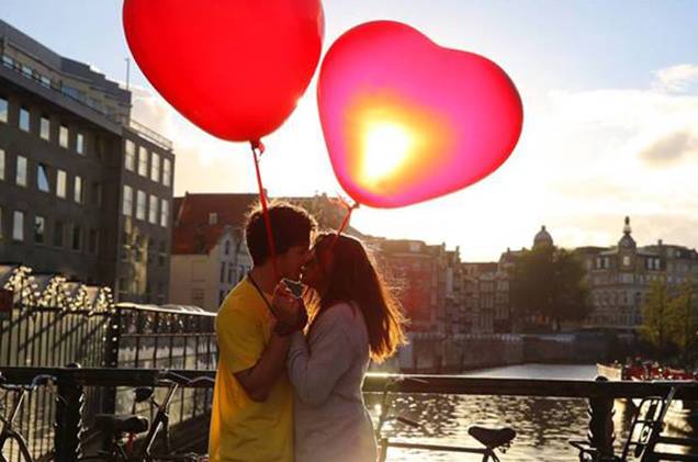 Casal em cena romântica à beira do Amstel, em Amsterdã