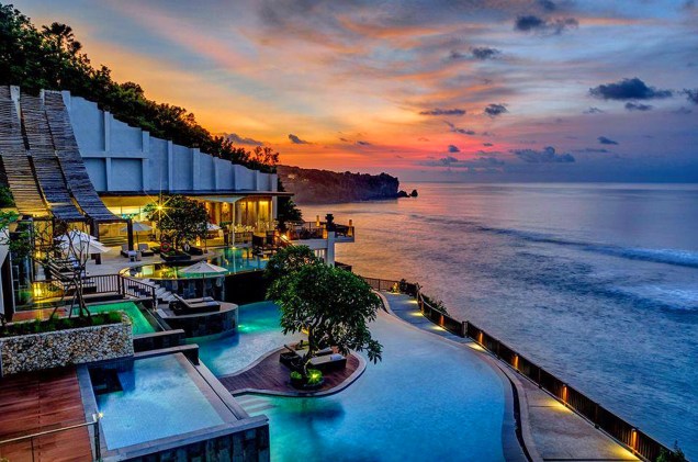 A localização privilegiada da piscina, que oferece uma visão indescritível do mar azul de Bali, é um dos grandes destaques do resort. Cravado em um penhasco, o hotel tem suítes duplex e atendimento impecável <em><a href="https://www.booking.com/hotel/id/anantara-bali-uluwatu-resort.pt-br.html?aid=332455&label=viagemabril-as-piscinas-mais-incriveis-do-mundo" target="_blank">Veja os preços do Alantara Resort no Booking.com</a></em>