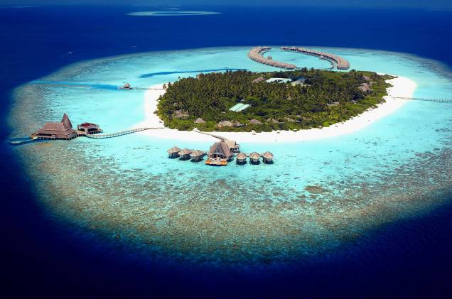 <strong><a href="http://www.booking.com/hotel/mv/anantara-kihavah-villas-maldives.pt-br.html?aid=332455&label=viagemabril-hoteisflutuantes" rel="Anantara Kihavah" target="_blank">Anantara Kihavah</a> – Baa Atoll (Maldivas)</strong>Localizado em Baa Atoll, uma ilha de corais tropical tombada como patrimônio histórico da humanidade pela Unesco, o Anantara Kihavah é a combinação perfeita entre homem e natureza.