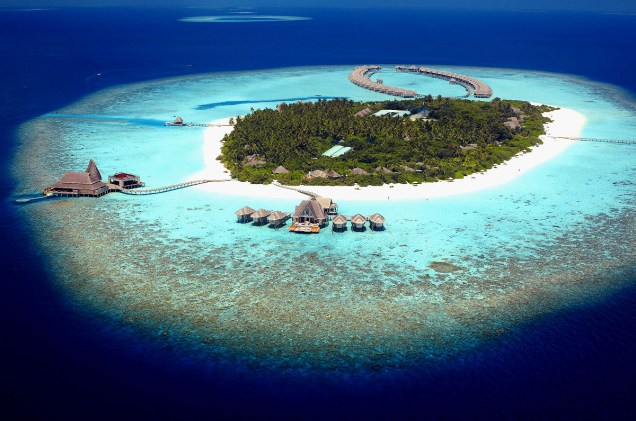 <strong><a href="https://www.booking.com/hotel/mv/anantara-kihavah-villas-maldives.pt-br.html?aid=332455&label=viagemabril-hoteisflutuantes" rel="Anantara Kihavah" target="_blank">Anantara Kihavah</a> – Baa Atoll (Maldivas)</strong>Localizado em Baa Atoll, uma ilha de corais tropical tombada como patrimônio histórico da humanidade pela Unesco, o Anantara Kihavah é a combinação perfeita entre homem e natureza.