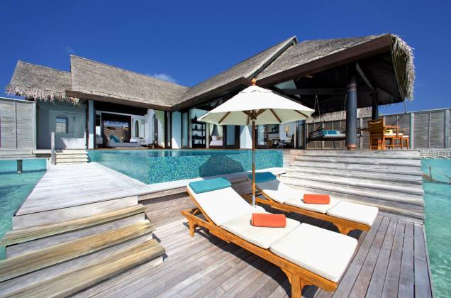 O resort possui bangalôs sobre as águas cristalinas das Maldivas com deques para banho de sol, um restaurante todo de vidro que fica embaixo d’água e até um spa que faz uso de óleos indígenas locais como principal chamariz para tratamentos. 