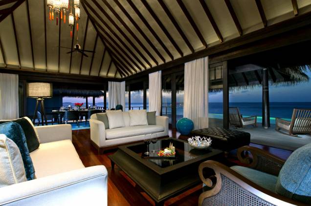 Lounge do <a href="http://www.booking.com/hotel/mv/anantara-kihavah-villas-maldives.pt-br.html?aid=332455&label=viagemabril-hoteisflutuantes" rel="Anantara Kihavah" target="_blank">Anantara Kihavah</a>