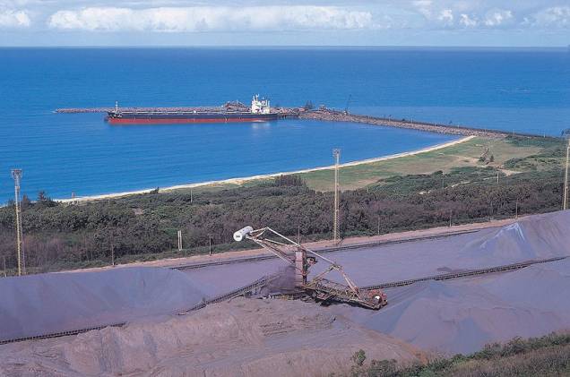 Em Anchieta (ES), há uma empresa mineradora no porto de Ubu