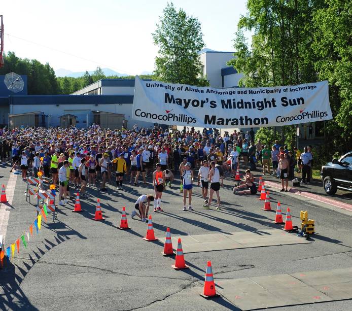 <a href="https://www.mayorsmarathon.com/" rel="Mayor’s Marathon" target="_blank"><strong>Mayor’s Marathon</strong></a> <strong>– 23 de junho de 2012 – Anchorage, Alasca</strong>    <br />  Quando as pessoas pensam no <strong>Alasca</strong>, as primeiras coisas que vêm à mente são frio e neve, mas a <strong>Mayor’s Marathon</strong>, na cidade de <strong>Anchorage</strong>, no sudeste do maior estado americano em área, desmitifica isso. Com temperaturas que variam entre 12 °C e 23°C, a neve fica só nas montanhas, e o tempo é perfeito para uma maratona.    A cidade é a maior do Alasca e, de acordo com o censo americano, concentra 40% de toda a população de seu estado. Ela está instalada na base das montanhas <strong>Chugach</strong> e, durante o verão – período em que acontece a corrida –, o sol praticamente não se põe. Por isso, é conhecida como terra do sol da meia noite.    Para curtir o local durante o verão, passeios de bicicleta, pequenas escaladas, pescaria e caminhadas em trilhas são algumas das opções. Você pode caminhar por alguns pontos e ver o urso-negro, o pardo ou o polar – é o único estado americano onde é possível encontrar as três espécies em seus hábitat.    Acesse o site oficial da <strong><a href="https://www.mayorsmarathon.com" rel="Mayor’s Marathon" target="_blank">Mayor’s Marathon</a></strong> para se inscrever para a próxima edição da corrida, em 13 de junho de 2013. <a href="https://www.mayorsmarathon.com/" rel="Mayor’s Marathon" target="_blank"><strong>Mayor’s Marathon</strong></a> <strong>– 23 de junho de 2012 – Anchorage, Alasca</strong>    <br />  Quando as pessoas pensam no <strong>Alasca</strong>, as primeiras coisas que vêm à mente são frio e neve, mas a <strong>Mayor’s Marathon</strong>, na cidade de <strong>Anchorage</strong>, no sudeste do maior estado americano em área, desmitifica isso. Com temperaturas que variam entre 12 °C e 23°C, a neve fica só nas montanhas, e o tempo é perfeito para uma maratona.    A cidade é a maior do Alasca e, de acordo com o censo americano, concentra 40% de toda a população de seu estado. Ela está instalada na base das montanhas <strong>Chugach</strong> e, durante o verão – período em que acontece a corrida –, o sol praticamente não se põe. Por isso, é conhecida como terra do sol da meia noite.    Para curtir o local durante o verão, passeios de bicicleta, pequenas escaladas, pescaria e caminhadas em trilhas são algumas das opções. Você pode caminhar por alguns pontos e ver o urso-negro, o pardo ou o polar – é o único estado americano onde é possível encontrar as três espécies em seus hábitat.    Acesse o site oficial da <strong><a href="https://www.mayorsmarathon.com" rel="Mayor’s Marathon" target="_blank">Mayor’s Marathon</a></strong> para se inscrever para a próxima edição da corrida, em 13 de junho de 2013.