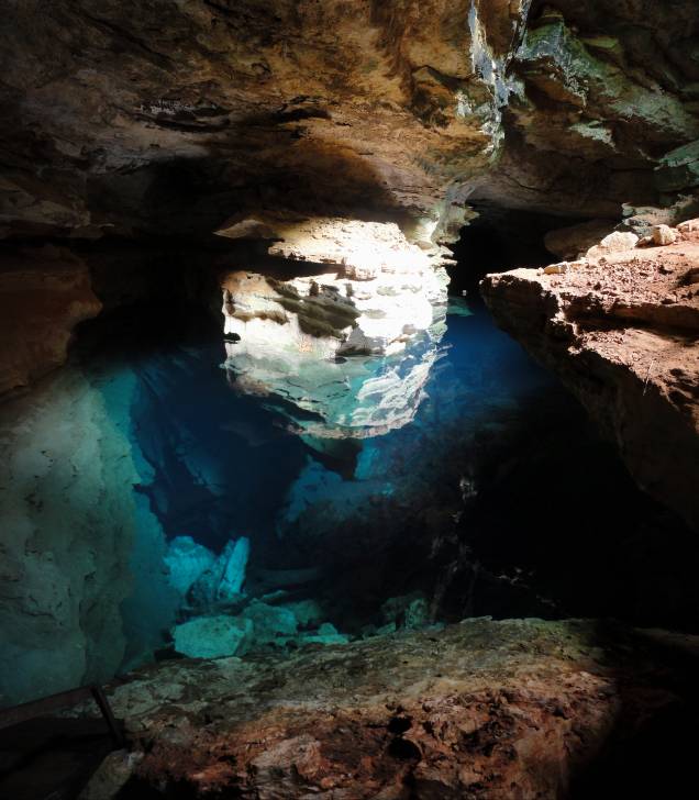 <strong>8. Poço Azul (Andaraí)</strong> Flutuar no poço cristalino que brota da caverna é uma experiência deliciosa, melhor ainda entre fevereiro e outubro, das 13h30 às 14h30, quando raios de sol a deixam a água com tonalidades azuis e revelam formações rochosas debaixo dágua. <em><a href="https://www.booking.com/searchresults.pt-br.html?aid=332455&lang=pt-br&sid=eedbe6de09e709d664615ac6f1b39a5d&sb=1&src=searchresults&src_elem=sb&error_url=https%3A%2F%2Fwww.booking.com%2Fsearchresults.pt-br.html%3Faid%3D332455%3Bsid%3Deedbe6de09e709d664615ac6f1b39a5d%3Bclass_interval%3D1%3Bdest_id%3D-646477%3Bdest_type%3Dcity%3Bdtdisc%3D0%3Bfrom_sf%3D1%3Bgroup_adults%3D2%3Bgroup_children%3D0%3Binac%3D0%3Bindex_postcard%3D0%3Blabel_click%3Dundef%3Bno_rooms%3D1%3Boffset%3D0%3Bpostcard%3D0%3Braw_dest_type%3Dcity%3Broom1%3DA%252CA%3Bsb_price_type%3Dtotal%3Bsearch_selected%3D1%3Bsrc%3Dindex%3Bsrc_elem%3Dsb%3Bss%3DIgatu%252C%2520%25E2%2580%258BBahia%252C%2520%25E2%2580%258BBrasil%3Bss_all%3D0%3Bss_raw%3DIgatu%3Bssb%3Dempty%3Bsshis%3D0%26%3B&ss=Andara%C3%AD%2C+%E2%80%8BBahia%2C+%E2%80%8BBrasil&ssne=Igatu&ssne_untouched=Igatu&city=-646477&checkin_monthday=&checkin_month=&checkin_year=&checkout_monthday=&checkout_month=&checkout_year=&no_rooms=1&group_adults=2&group_children=0&highlighted_hotels=&from_sf=1&ss_raw=Andara%C3%AD&ac_position=0&ac_langcode=xb&dest_id=-624793&dest_type=city&search_pageview_id=55d5905870440753&search_selected=true&search_pageview_id=55d5905870440753&ac_suggestion_list_length=5&ac_suggestion_theme_list_length=0" target="_blank" rel="noopener">Busque hospedagens em Andaraí </a></em>