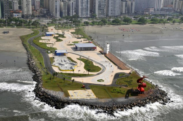 O Parque do Emissário, em Santos, fica sobre a plataforma do emissário submarino e conta com playgroun, o Museu do Surfe, uma pista de skate e uma arquibancada para curtir a paisagem de Santos