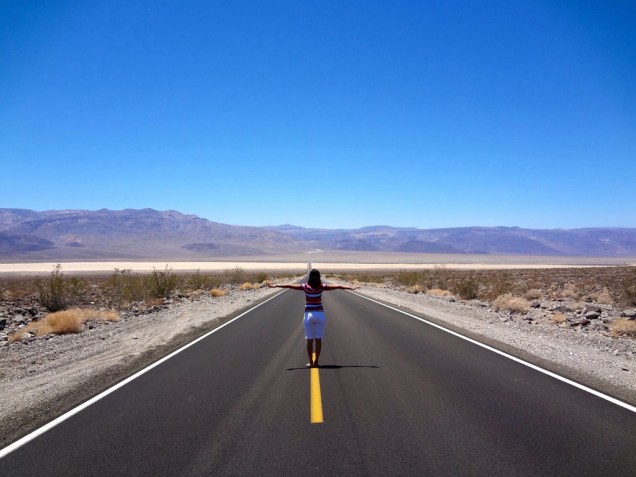 Mulher em uma estrada do Vale da Morte, no Deserto de Mojave, a 160 quilômetros de <a href="https://viajeaqui.abril.com.br/cidades/estados-unidos-las-vegas" rel="Las Vegas" target="_self">Las Vegas</a>