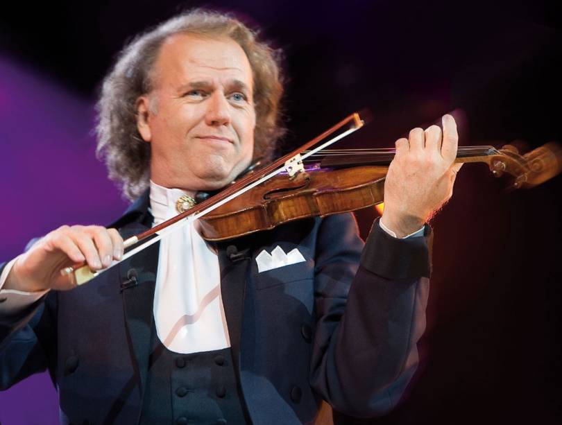 <strong>ANDRÉ RIEU</strong><br />            <br />            O violinista e maestro holandês é praticamente um rockstar: atingiu o topo do ranking da Billboard e a plateia se envolve cantando e dançando junto. Os ingressos para os primeiros shows esgotaram tão rápido que as datas foram multiplicadas várias vezes! Puro carisma num show inesquecível.                        <strong>Onde e Quando:</strong> São Paulo, dias 29, 30 e 31 de maio. Em junho, dias 1º, 2, 3, 5, 6, 7, 8, 9 e 10. E em julho, dias 3, 4, 5, 6 e 7. Todos os 17 shows confirmados até agora serão no Ginásio do Ibirapuera                        <strong>Ingressos: </strong>site <a href="https://www.ingressorapido.com.br/Evento.aspx?ID=18964. " rel="Ingresso Rápido" target="_blank">Ingresso Rápido</a> <strong>ANDRÉ RIEU</strong><br />            <br />            O violinista e maestro holandês é praticamente um rockstar: atingiu o topo do ranking da Billboard e a plateia se envolve cantando e dançando junto. Os ingressos para os primeiros shows esgotaram tão rápido que as datas foram multiplicadas várias vezes! Puro carisma num show inesquecível.                        <strong>Onde e Quando:</strong> São Paulo, dias 29, 30 e 31 de maio. Em junho, dias 1º, 2, 3, 5, 6, 7, 8, 9 e 10. E em julho, dias 3, 4, 5, 6 e 7. Todos os 17 shows confirmados até agora serão no Ginásio do Ibirapuera                        <strong>Ingressos: </strong>site <a href="https://www.ingressorapido.com.br/Evento.aspx?ID=18964. " rel="Ingresso Rápido" target="_blank">Ingresso Rápido</a>
