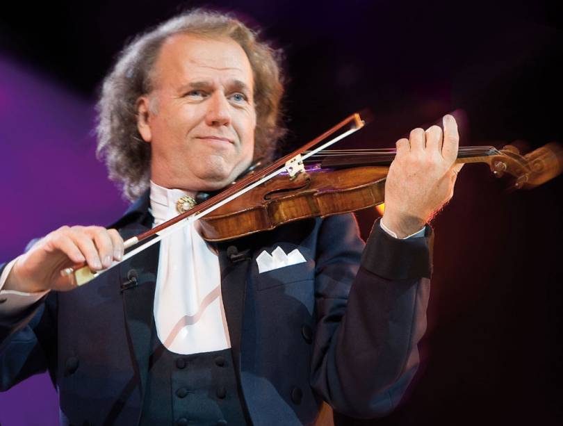 <strong>ANDRÉ RIEU</strong><br />            <br />            O violinista e maestro holandês é praticamente um rockstar: atingiu o topo do ranking da Billboard e a plateia se envolve cantando e dançando junto. Os ingressos para os primeiros shows esgotaram tão rápido que as datas foram multiplicadas várias vezes! Puro carisma num show inesquecível.                        <strong>Onde e Quando:</strong> São Paulo, dias 29, 30 e 31 de maio. Em junho, dias 1º, 2, 3, 5, 6, 7, 8, 9 e 10. E em julho, dias 3, 4, 5, 6 e 7. Todos os 17 shows confirmados até agora serão no Ginásio do Ibirapuera                        <strong>Ingressos: </strong>site <a href="https://www.ingressorapido.com.br/Evento.aspx?ID=18964. " rel="Ingresso Rápido" target="_blank">Ingresso Rápido</a>