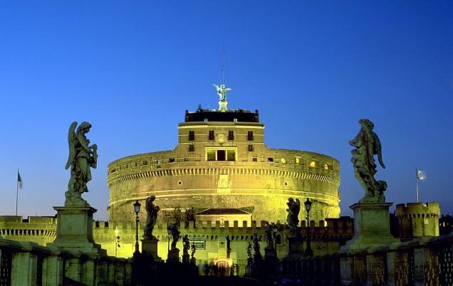 O antigo mausoléu de Adriano hoje é o Castel SantAngelo, uma fortaleza papal transformada em museu