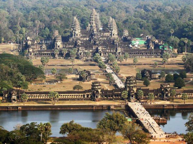 <strong>1. Angkor Wat</strong>Com 1,62 km², este templo foi construído primeiramente como templo hindu em homenagem a Vishnu pelo rei Suryavarman II, mas foi transformado em budista quando a cidade passou a ser governada pelo rei Jayavarman VII.Angkor Wat é o templo mais próximo da bilheteria e geralmente o primeiro a ser visitado – o nascer do sol no local é muito concorrido e vale a pena!