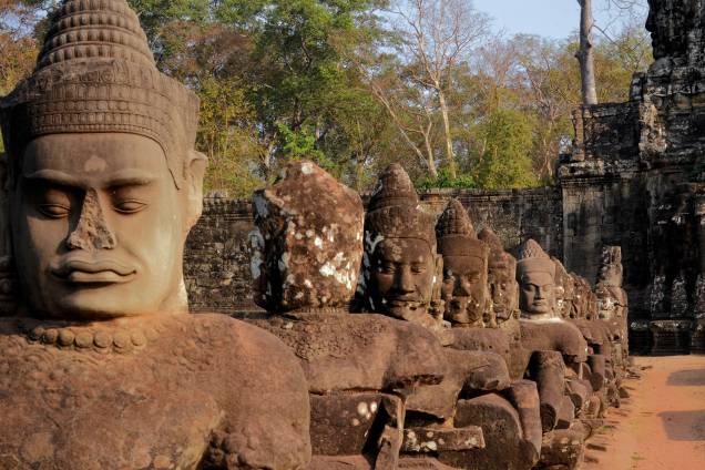 <strong>2. Angkor Thom</strong>O rei mais importante do Império Khmer, Jayavarman VI, construiu a cidade de Angkor Thom sobre as ruínas da capital anterior, que havia sido saqueada e destruída por um reino rival. O centro de Angkor Thom era cercado por um fosso e tinha quatro pontes principais (a da foto é a ponte Norte, a mais transitada do local)