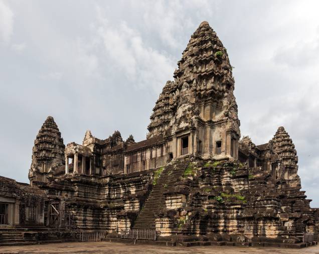 <strong>1. Angkor Wat</strong>Construído com o melhor do estilo clássico Khmer, combina dois planos: o templo-montanha e o templo em galerias, construído depois. Ele foi desenhado para representar o Monte Meru, casa dos devas na mitologia hindu