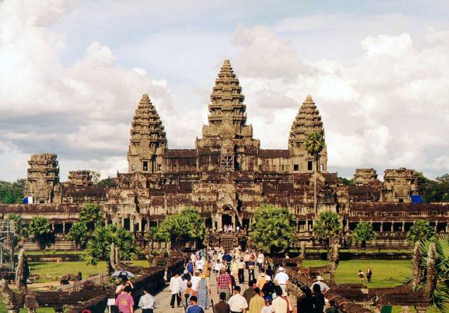 <strong>1. Angkor Wat</strong>Mais de 2 milhões de pessoas visitam Angkor Wat anualmente! O templo é a principal atração de Angkor e o monumento nacional do Camboja. Ele está representado na bandeira e nas cédulas de dinheiro cambojanos
