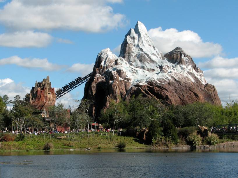 <strong>Animal Kingdom, Orlando, Estados Unidos</strong>O <a href="http://viajeaqui.abril.com.br/estabelecimentos/estados-unidos-orlando-atracao-animal-kingdom" rel="Animal Kingdom" target="_self">Animal Kingdom</a> é o maior dos 4 parques temáticos do <a href="http://viajeaqui.abril.com.br/materias/walt-disney-world-resort" rel="Walt Disney World Resort" target="_self">Walt Disney World Resort</a>. São mais de 1.700 animais de 250 espécies diferentes. É possível chegar bem próximo dos bichinhos e até acariciar alguns deles. Shows, paradas e até uma montanha russa (<em>foto</em>) fazem parte das atrações para crianças e adultos
