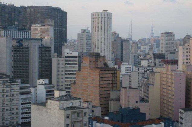 Adriano Santos Oliveira conta que não tem um canto favorito na cidade de São Paulo, mas acha o centro da cidade um lugar especial. Na foto feita por ele no Largo do Arouche, no Centro, é possível ver os prédios do centro da capital (entre eles o Copan), e as antenas da Avenida Paulista