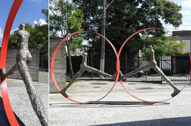 A área externa do Museu da Imagem e do Som de São Paulo é repleta de esculturas. Entre elas, uma em especial foi registrada por Aurea Luisa Parado Soares de Albergaria