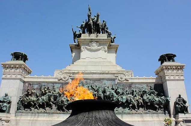 No Parque da Independência, o fotojornalista Eduardo Andreassi registrou o Monumento José Bonifâncio: "esse fogo deu um charme todo especial", opina o autor da imagem