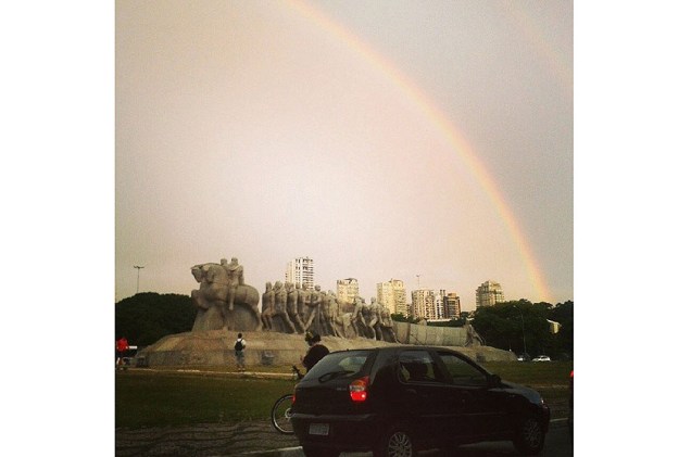 O Monumento às Bandeiras, um símbolo da capital paulista, ganhou cor na foto com o arco-íris, feita por Eliene Soares Dos Reis