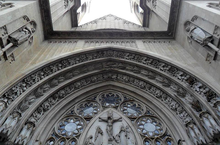 Um dos lugares favoritos de Flávia Araújo César é a Catedral da Sé. Ela escreve que, apesar de não ser católica, sempre que passa pelo centro da cidade entra na catedral para imegir-se na tranquilidade em meio um agito sem fim em seu entorno. "Sua grandeza continua me encantando até hoje!". Na foto, toda a grandeza da fachada da igreja