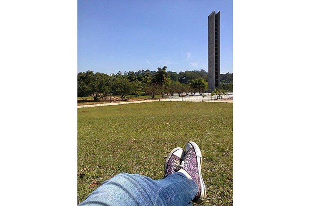 Flávia Araújo César também fotografou a Praça do Relógio da Universidade de São Paulo (USP), que fica no bairro Butantã. "Existe lugar mais gostoso pra relaxar numa tarde ensolarada de inverno?", escreve.