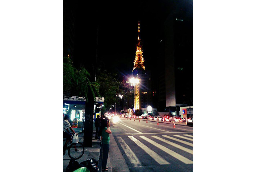 Às vésperas do Natal de 2013, Janne Paula Ferreira fotografou a Avenida Paulista, um dos pontos mais famosos da cidade, sob as luzes natalinas Às vésperas do Natal de 2013, Janne Paula Ferreira fotografou a Avenida Paulista, um dos pontos mais famosos da cidade, sob as luzes natalinas