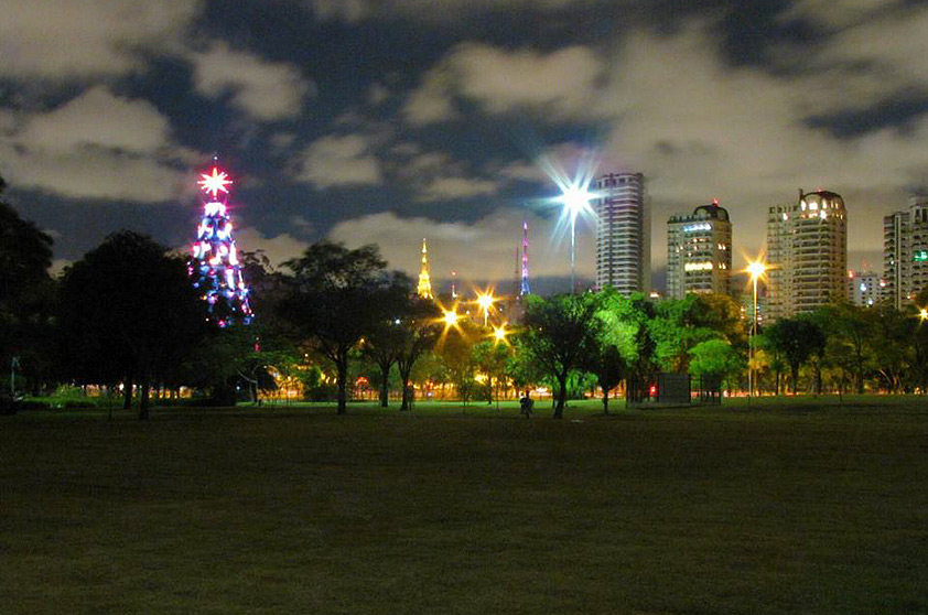 A árvore de Natal do Parque do Ibirapuera ainda estava montada quando Janne Paula Ferreira fez a foto, no dia 21 dedezembro de 2013 A árvore de Natal do Parque do Ibirapuera ainda estava montada quando Janne Paula Ferreira fez a foto, no dia 21 dedezembro de 2013