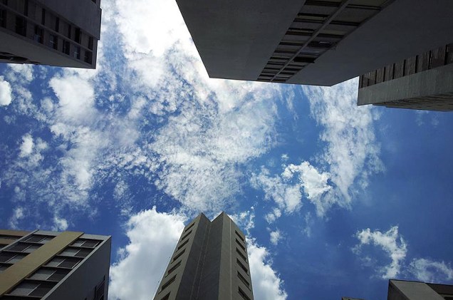 Márcia Rossi enviou três fotos de seus momentos especiais na cidade de São Paulo: o primeiro é o céu azul da capital, fotografado a partir de uma espreguiçadeira da piscina de um prédio próximo à Avenida Paulista