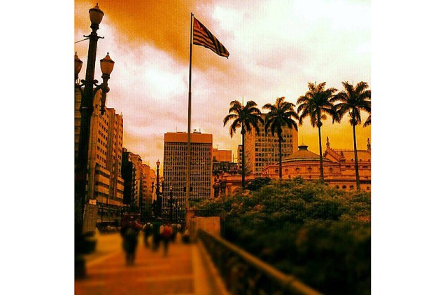 O Viaduto do Chá, no centro da capital paulista, ganhou cores de mate (:p) com o filtro usado na foto de Sofia Lobo