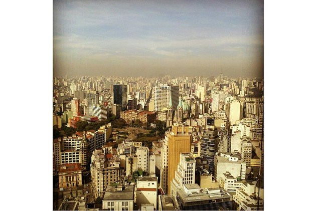 A vista aérea de São Paulo, com direito a uma cortina de poluição, típica da época de seca na cidade. Foto de Sofia Lobo