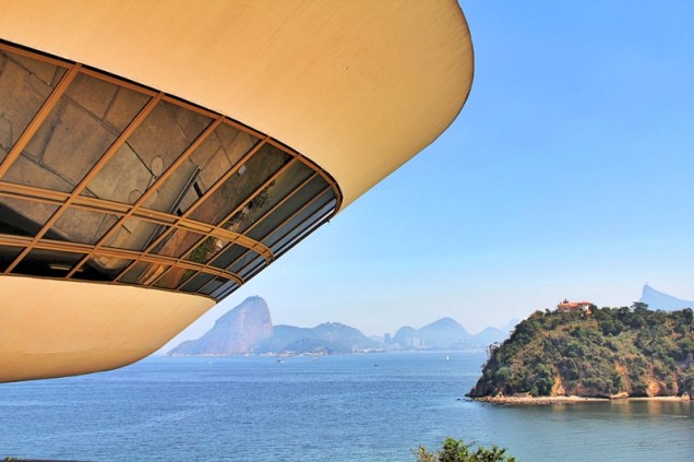 Museu de Arte Contemporânea (MAC), projeto do arquiteto Oscar Niemeyer, em Niterói, Rio de Janeiro.