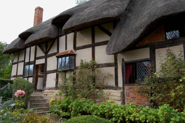 <strong>Stratford-upon-Avon, Inglaterra:</strong> Quase tudo em <strong>Stratford-upon-Avon</strong> gira em torno de histórias referentes ao Bardo. Aqui está a casa onde teria nascido William Shakespeare, ícone maior do drama e teatro em língua inglesa, assim como a sede da prestigiada Royal Shakespeare Company. Os edifícios em estilo Tudor e a Casa de Ann Hathaway (foto), esposa do poeta, estão entre as principais atrações da região. <strong>Distância de Londres: 150 quilômetros</strong> <strong>Stratford-upon-Avon, Inglaterra:</strong> Quase tudo em <strong>Stratford-upon-Avon</strong> gira em torno de histórias referentes ao Bardo. Aqui está a casa onde teria nascido William Shakespeare, ícone maior do drama e teatro em língua inglesa, assim como a sede da prestigiada Royal Shakespeare Company. Os edifícios em estilo Tudor e a Casa de Ann Hathaway (foto), esposa do poeta, estão entre as principais atrações da região. <strong>Distância de Londres: 150 quilômetros</strong>