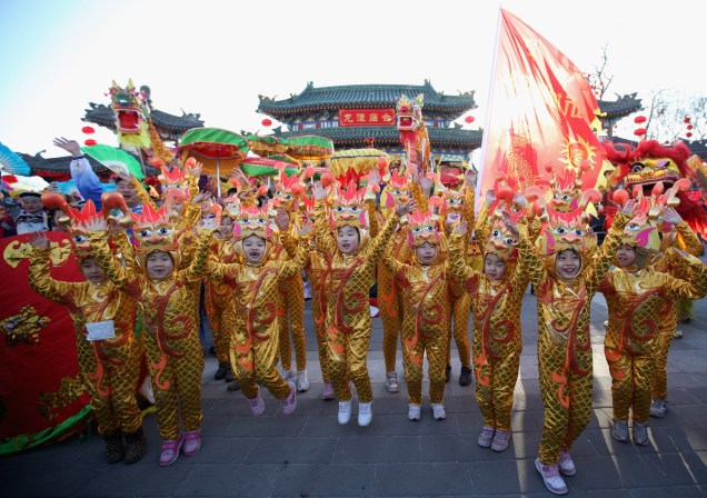 Em Pequim, crianças vestidas de dragão celebram o Ano-Novo nesta segunda-feira, 23 de janeiro